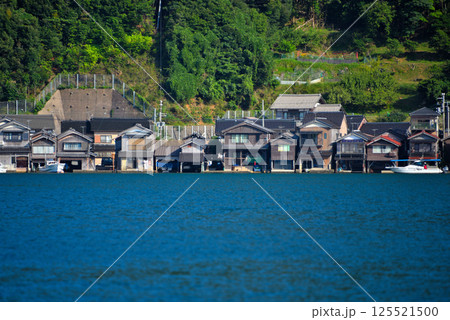 関西・近畿・丹後半島・伊根の舟屋・観光拠点の七面山駐車場から眺める、亀島側の舟屋・京都府伊根町(7) 125521500