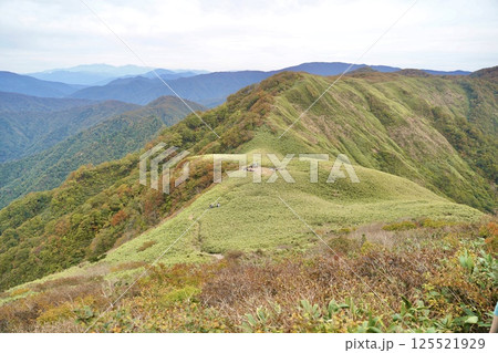 秋の稜線に広がる絶景 秋の稜線に広がる絶景 125521929