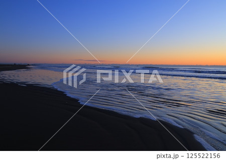 朝日に染まる砂浜 朝日に染まる砂浜 125522156