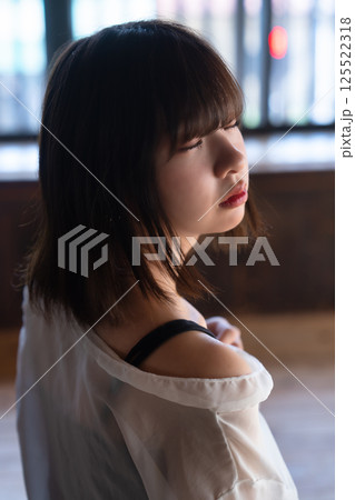 クールな若い女性の後ろ姿 125522318