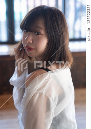 クールな若い女性の後ろ姿 125522323