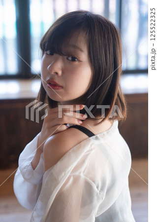 クールな若い女性の後ろ姿 125522325