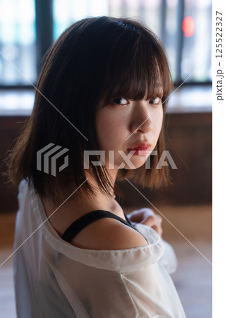 クールな若い女性の後ろ姿 125522327