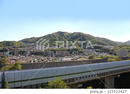 山間部から見た宝塚市の住宅地と中国自動車道の防音壁 山間部から見た宝塚市の住宅地と中国自動車道の防音壁 125522427