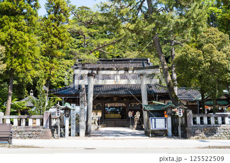 晴れの青空と観光の中心地にある石浦神社イメージ|2025年4月撮影|石川県金沢市 晴れの青空と観光の中心地にある石浦神社イメージ|2025年4月撮影|石川県金沢市 125522509