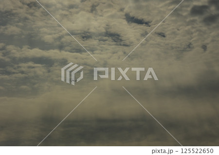 雲の隙間から見える太陽 125522650