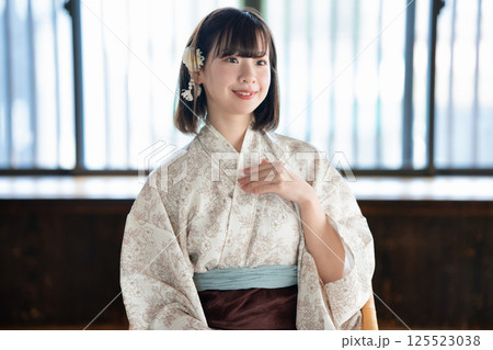 浴衣の若い女性 125523038