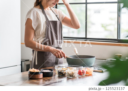 キッチンでお弁当作りをして困っている主婦 125523137