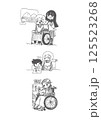 車椅子の障がい者の日常と助け合い 125523268