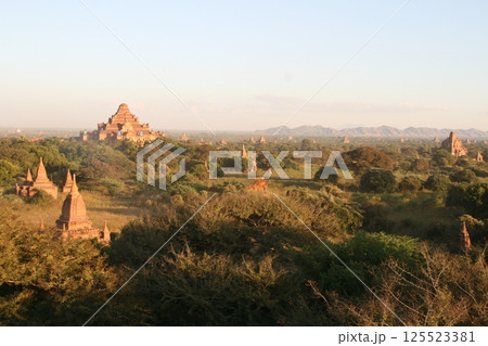 ミャンマーのバガンの寺院・仏塔 125523381