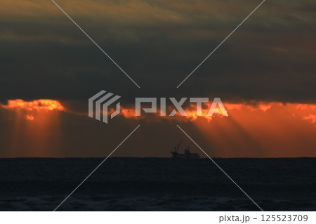 海に降り注ぐ天使の梯子 海に降り注ぐ天使の梯子 125523709