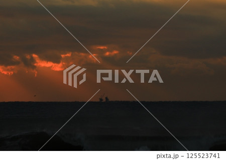 海に降り注ぐ天使の梯子 海に降り注ぐ天使の梯子 125523741