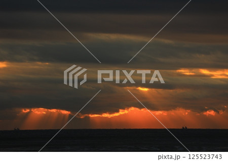 海に降り注ぐ天使の梯子 125523743