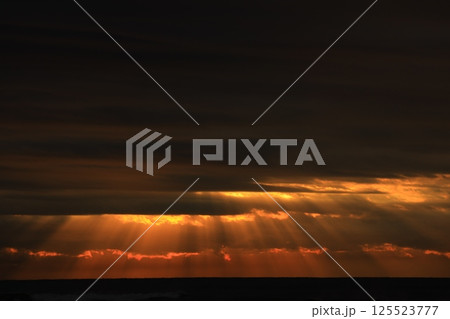 海に降り注ぐ天使の梯子 125523777