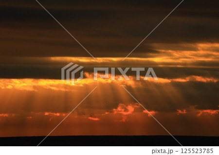 海に降り注ぐ天使の梯子 海に降り注ぐ天使の梯子 125523785