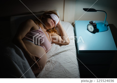 Pregnant woman suffers from insomnia. Pregnant woman suffers from insomnia. 125524036