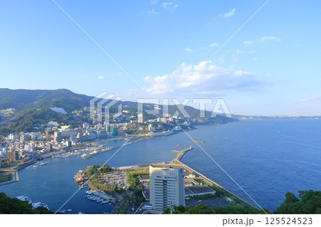 静岡県・熱海市・熱海・あいじょう岬展望台から眺める熱海温泉の風景 125524523