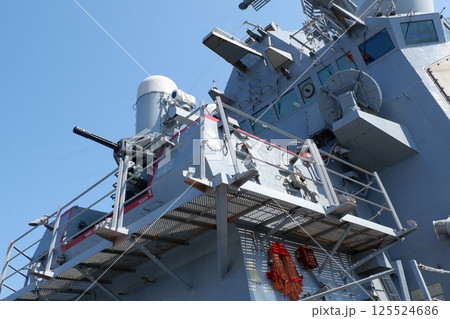 アーレイバーク級ミサイル駆逐艦ベンフォールドの艦橋 125524686