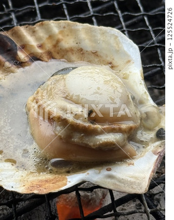 バーベキューで焼いたホタテ バーベキューで焼いたホタテ 125524726
