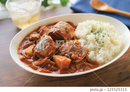 二つの缶詰めで作る、サバトマトカレー 125525313