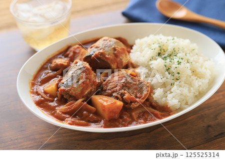 二つの缶詰めで作る、サバトマトカレー 125525314