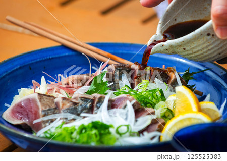 土佐の藁焼き鰹のタタキ 125525383
