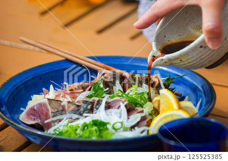 土佐の藁焼き鰹のタタキ 125525385