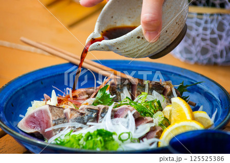 土佐の藁焼き鰹のタタキ 土佐の藁焼き鰹のタタキ 125525386