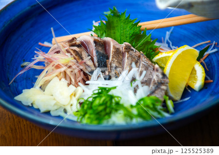 土佐の藁焼き鰹のタタキ 125525389