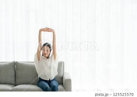 ソファに座ってくつろぐ女性 125525570
