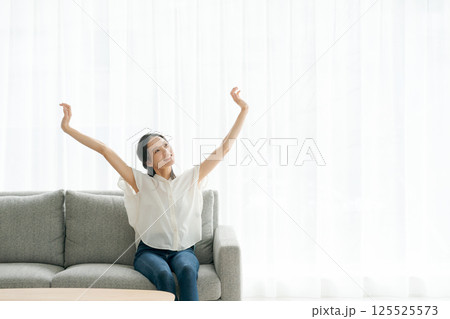 ソファに座ってくつろぐ女性 125525573