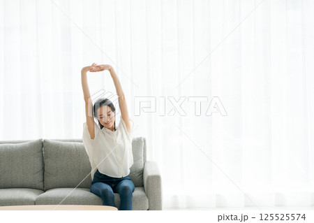 ソファに座ってくつろぐ女性 ソファに座ってくつろぐ女性 125525574