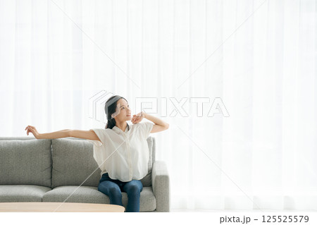 ソファに座ってくつろぐ女性 125525579