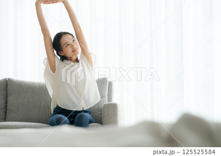 ソファに座ってくつろぐ女性 125525584
