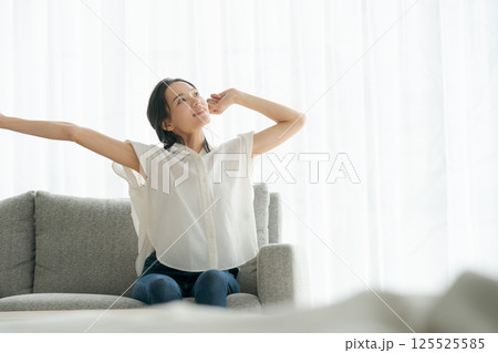 ソファに座ってくつろぐ女性 125525585