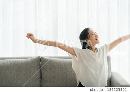 ソファに座ってくつろぐ女性 125525592