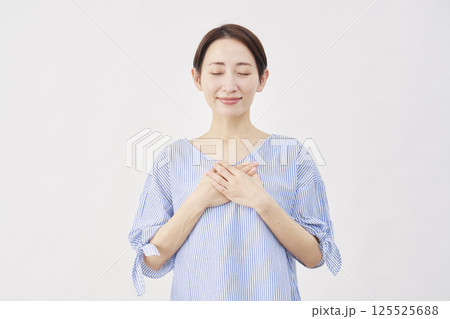 女性　ミドルエイジ　安心する　　白背景 125525688