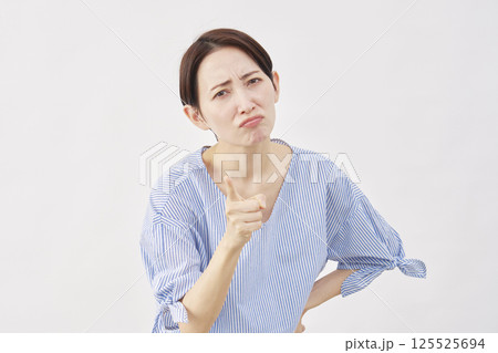 女性　ミドルエイジ　叱る　白背景 125525694