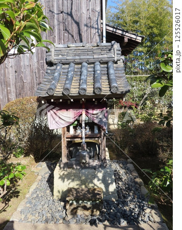 古民家、昔の道具、江戸時代後期、重要文化財、永富家住宅の庭の神社、 兵庫県たつの市揖保川町新在家町 古民家、昔の道具、江戸時代後期、重要文化財、永富家住宅の庭の神社、 兵庫県たつの市揖保川町新在家町 125526017