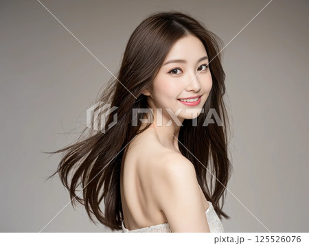 振り向く女性 125526076