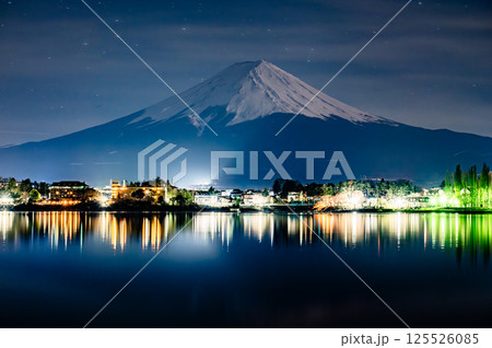 山梨県新道峠からの富士山と河口湖と夜景 125526085