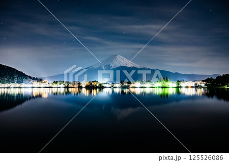 山梨県新道峠からの富士山と河口湖と夜景 125526086