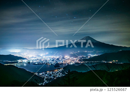 山梨県新道峠からの富士山と河口湖と夜景 山梨県新道峠からの富士山と河口湖と夜景 125526087