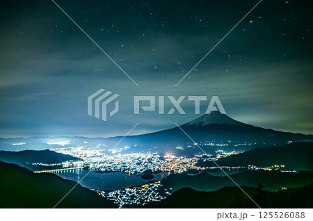 山梨県新道峠からの富士山と河口湖と夜景 山梨県新道峠からの富士山と河口湖と夜景 125526088