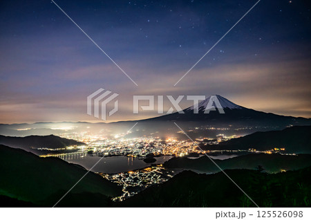 山梨県新道峠からの富士山と河口湖と夜景 山梨県新道峠からの富士山と河口湖と夜景 125526098