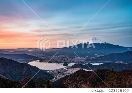 山梨県新道峠からの富士山と河口湖と夜景 125526109