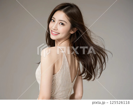 振り向く女性 125526118