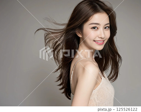笑顔で振り向く女性 125526122