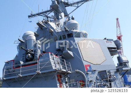 イージス駆逐艦ベンフォールドの艦橋 125526133