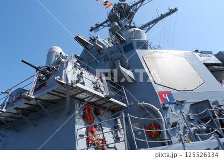 ミサイル駆逐艦アーレイバーク級ベンフォールドの艦橋 125526134